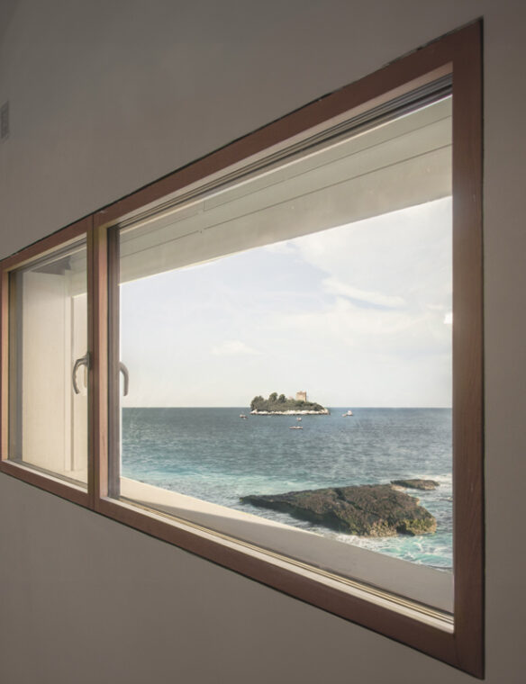La finestra a battente in legno Prospettico è una soluzione di design ed innovativa, senza barriere visive e dal comfort abitativo elevato.