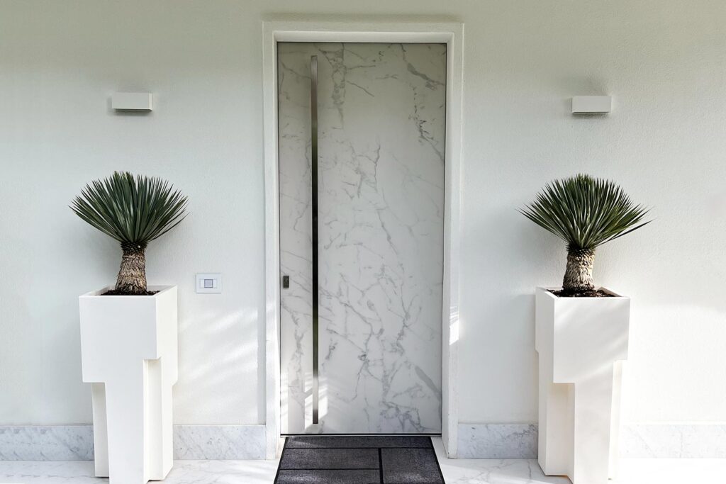 Le porte d’ingresso Prospettico dal design elegante ed efficace sono progettate pensando al massimo comfort e alla massima durata.